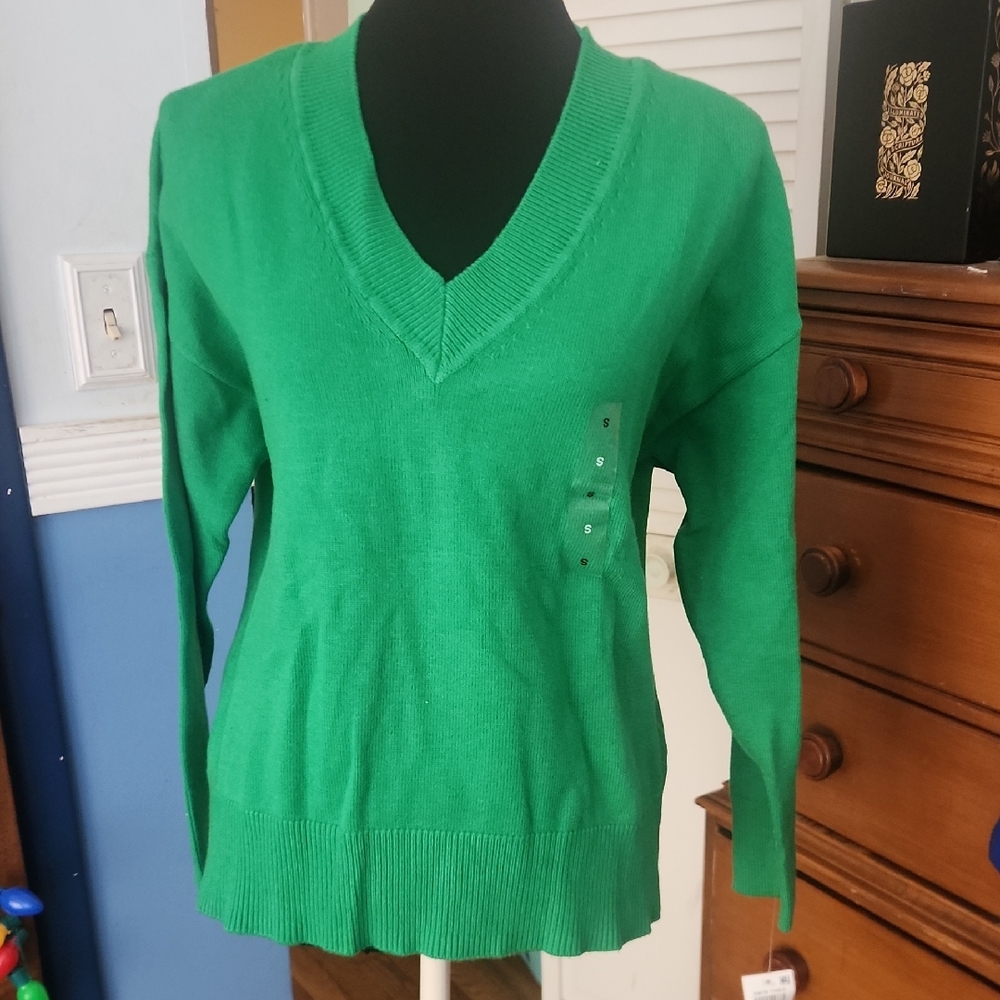 Elegant Green V-Neck Sweater for Women
